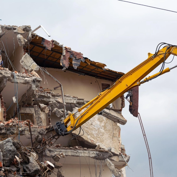 Professionelle Abbrucharbeiten mit Bagger